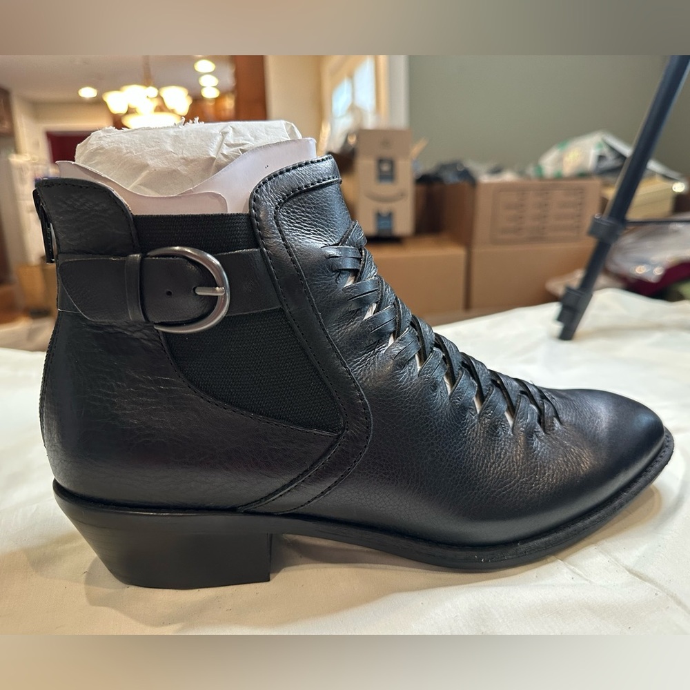 NEW IN BOX - Sofft Black Leather Lace Detail Booties. Women’s 11, Verlo